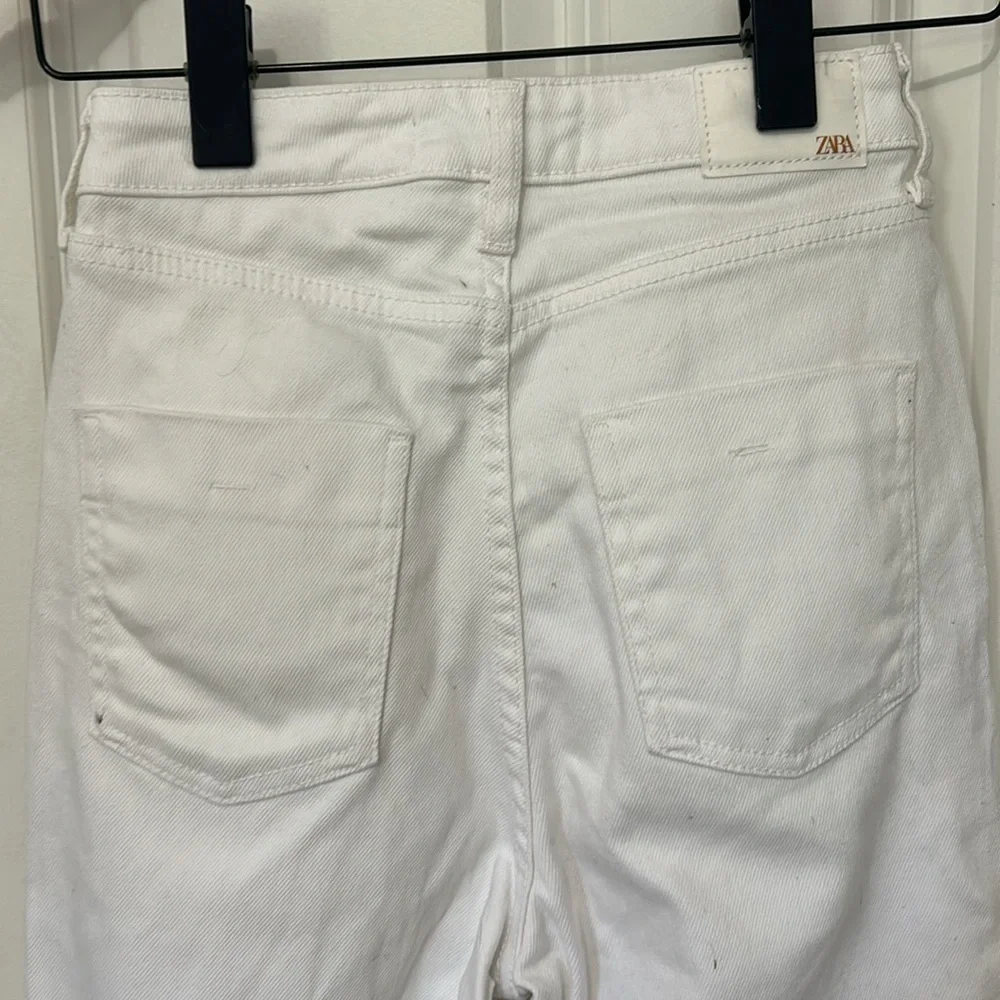 Zara White Straight Leg Jeans size 2 inseam 31“
